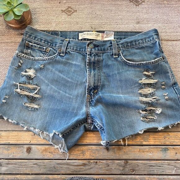 Levi’s distressed jean shorts size 14 - Picture 4 of 9